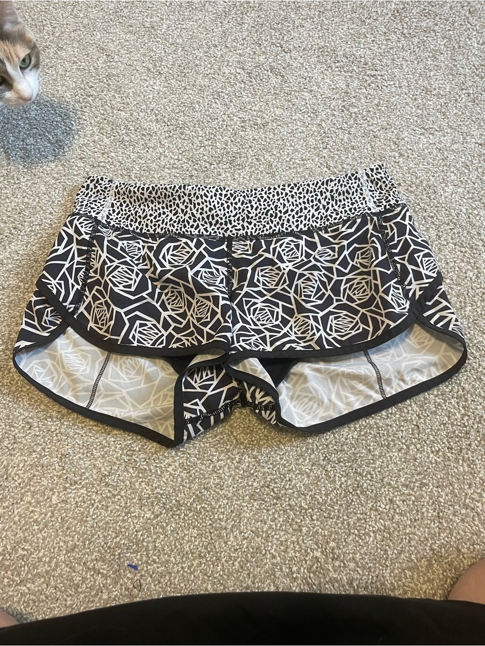 Lululemon Run Speed Short Posey Black and White Size 6 Running Short